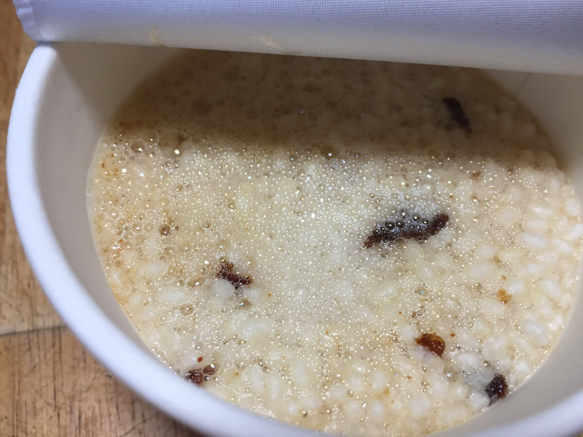 ハヤシメシにお湯を注ぐ